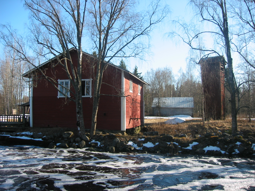 baksidan av kvarnen, i bakgrunden det gamla stallet