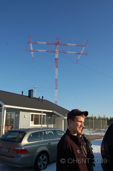 DSC_1464.JPG - OH6FOR Christian med Monsterantennen och Hamshacket i bakgrunden