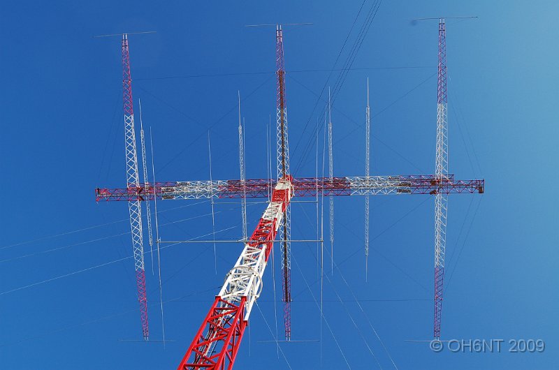 DSC_1465.JPG - Hr Monsterantennen, en frkortad 3-ele fr 160 m med 5 ele fullsize 80 m yagi p toppen. h=100 m.