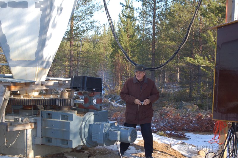 DSC_1466.JPG - Erkki OH6PO beundrar monsterantennes rotorsystem: 3 kW asynkronmotor som krs med inverter...