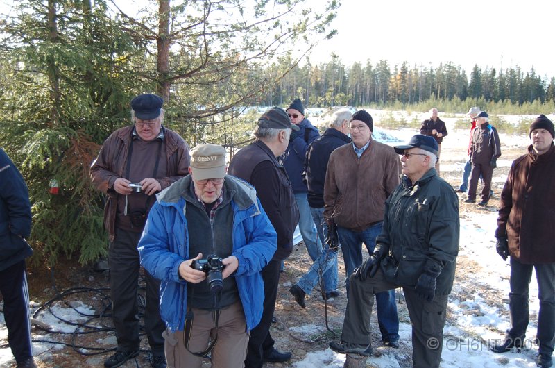 DSC_1482.JPG - Folke OH6NVT och Per-ke OH6BD kollar att allt fastnat i kameran. Yngve SM2YIP diskuterar med Pelle OH6IU och Roy OH6LW.