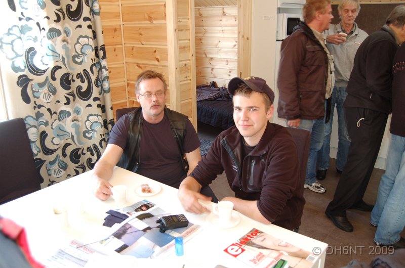 DSC_1515.JPG - Peter OH6GHI och Christian OH6FOR njuter av kaffet