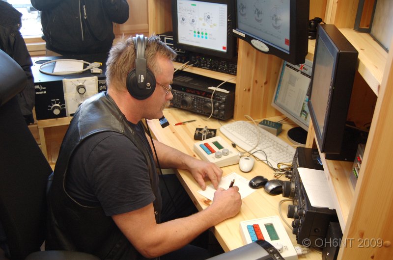 DSC_1517.JPG - Peter OH6GHI var en av dem som fick prova drmstationen. Ett CQ och pileup direkt frn VK!