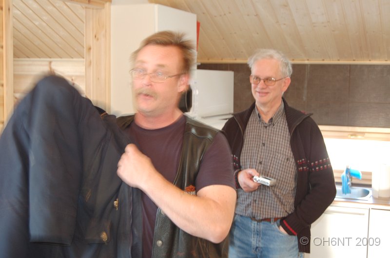 DSC_1519.JPG - Wow vilken upplevelse! tyckte Peter OH6GHI nr han kommer ut frn radiorummet. OH6IH Alf i bakgrunden.