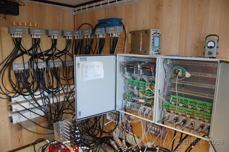 DSC_1520.JPG - Korskopplingen dit alla kablar frn de sju masterna p omrdet mfl. antenner kommer.