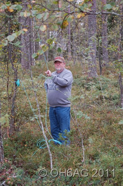 DSC_1686.JPG - Anetnnmästarens hjälpreda, Jan, OH6JE Antennimestarin apulainen, Jan OH6JE.