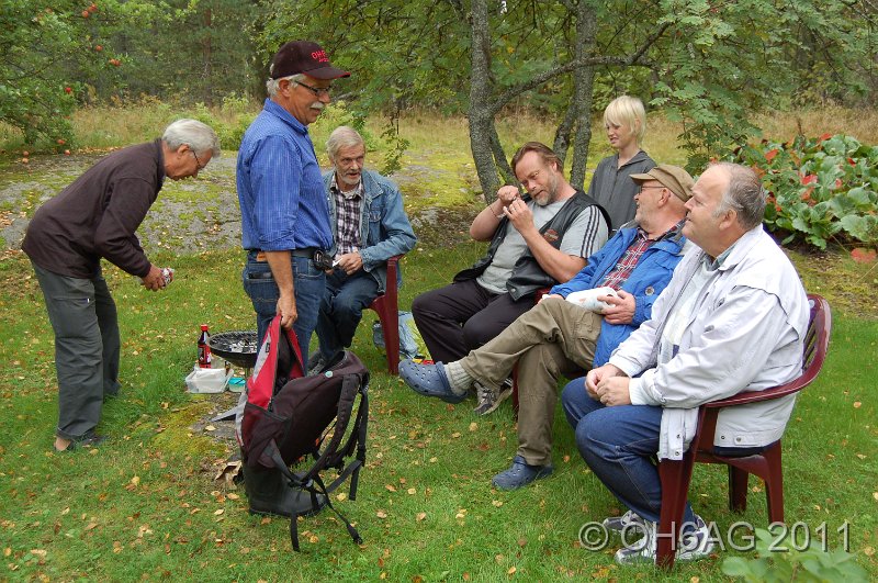 DSC_1707.JPG - Korvgrillning och trevlig samvaro i trädgården.Makkarnapaistoa ja mukavaa yhdessäoloa puutarhassa.