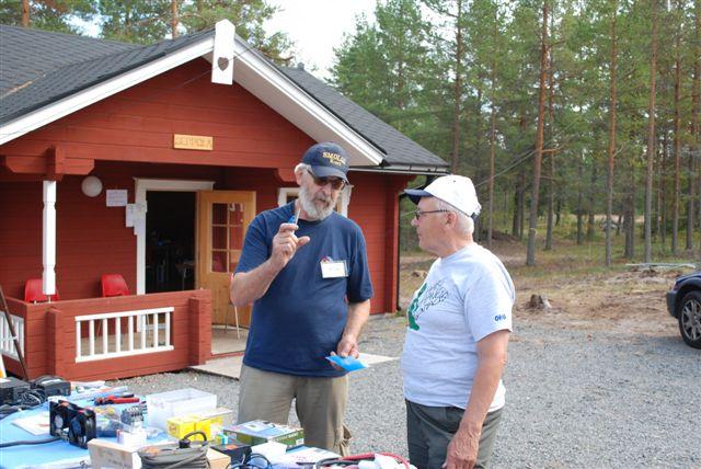 DSC_0135.JPG - SM0LQI Curt och OH6IU Pelle diskuterar fynd p� loppiset