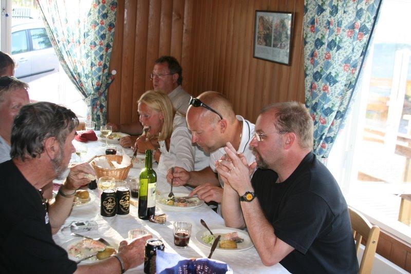 IMG_8615.JPG - Till h�ger: ok�nd,  Laila XYL till Micke SM2O, samt Tilman SM0JZT.