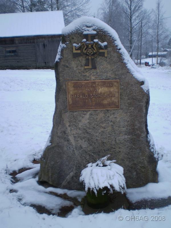 Pc060364.jpg - Pedersre kommun har rest en minnesten till minne av Mannerheimriddaren nr. 109, Harald Storbacka. Signegrden r riddarens fdelsegrd.