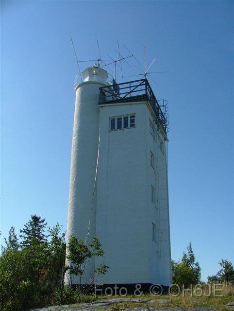 2008_0817Image0110.JPG - Antennfarmen p Stubben: 3 ele 3-band Yagi, 6m 4 ele Yagi och HF-vertikal, samt slopande WIndom.